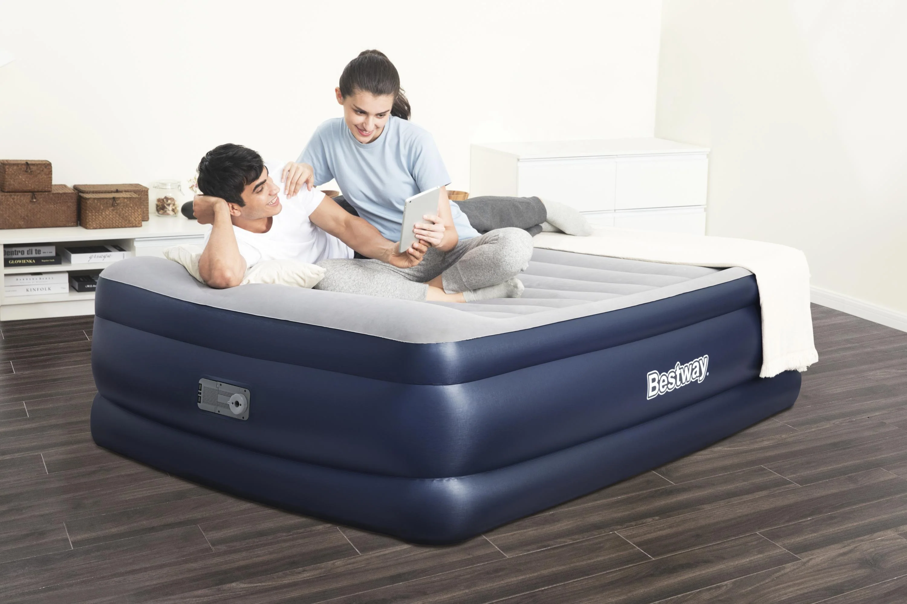 Bestway® 80" x 60" x 24"/2.03m x 1.52m x 61cm Tritech Airbed Queen Built-in AC Pump - Image 4