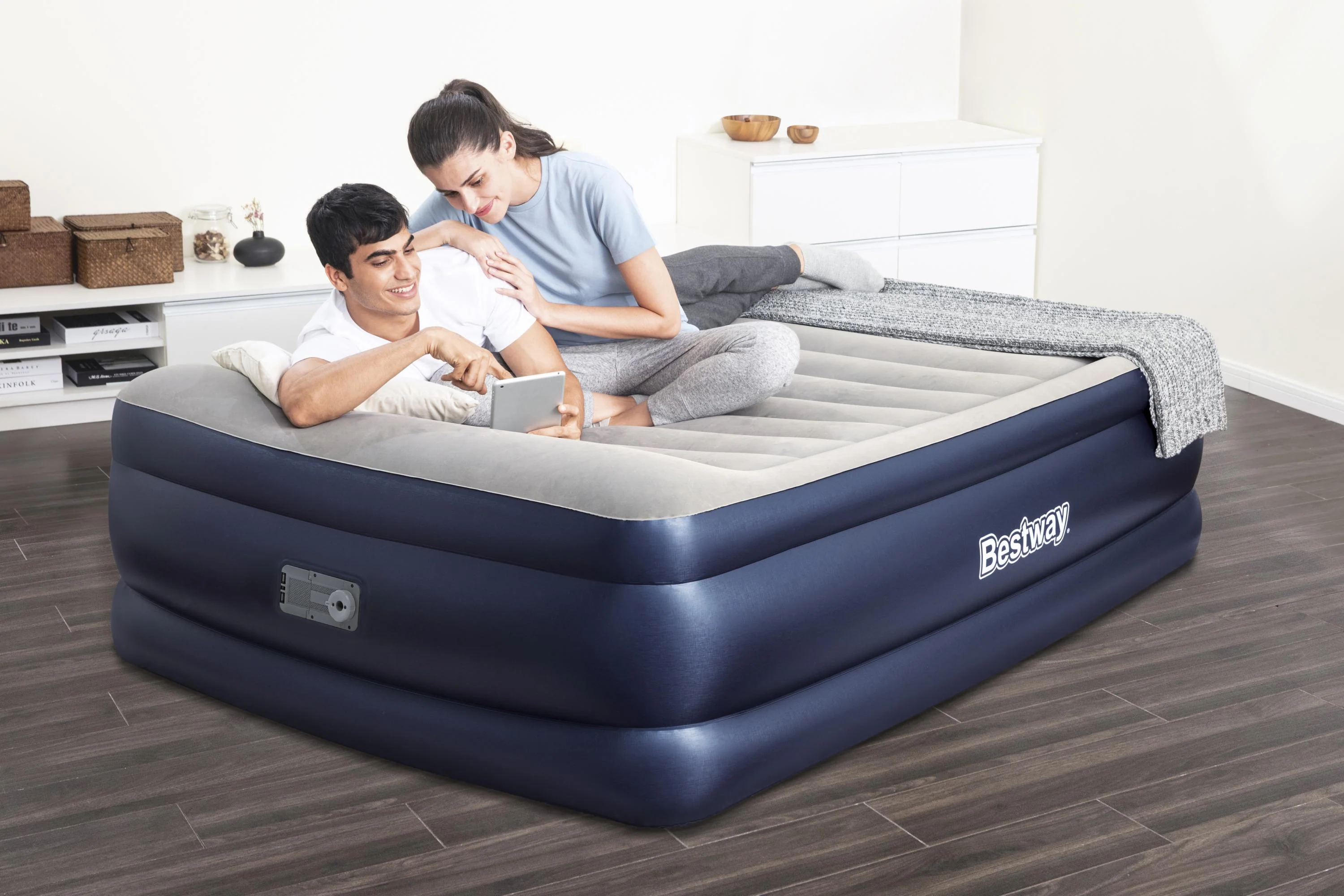 Bestway® 80" x 60" x 24"/2.03m x 1.52m x 61cm Tritech Airbed Queen Built-in AC Pump - Image 5