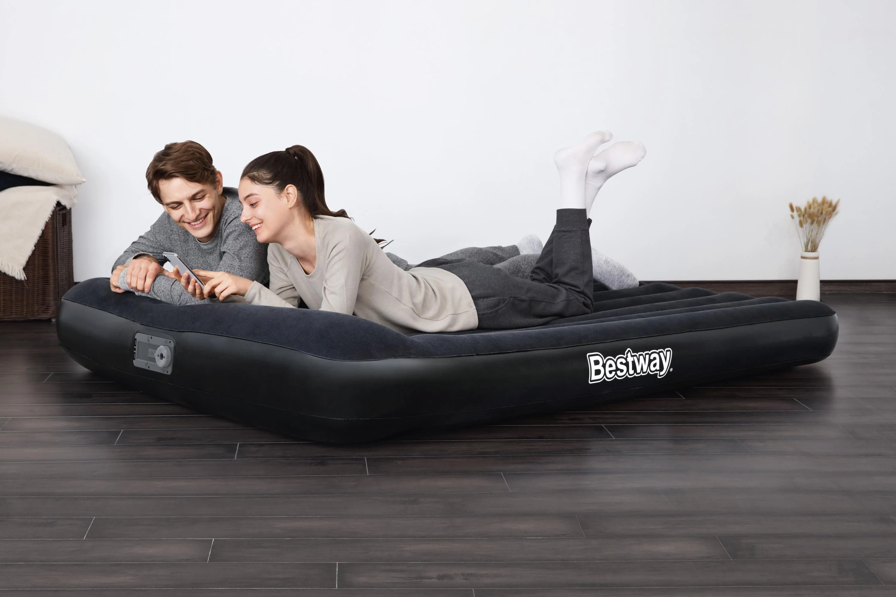 Bestway (67464) Airbed Queen Built-in AC pump 6.6ft x 4.9ft x 0.9ft/2.03m x 1.52m x 30cm
